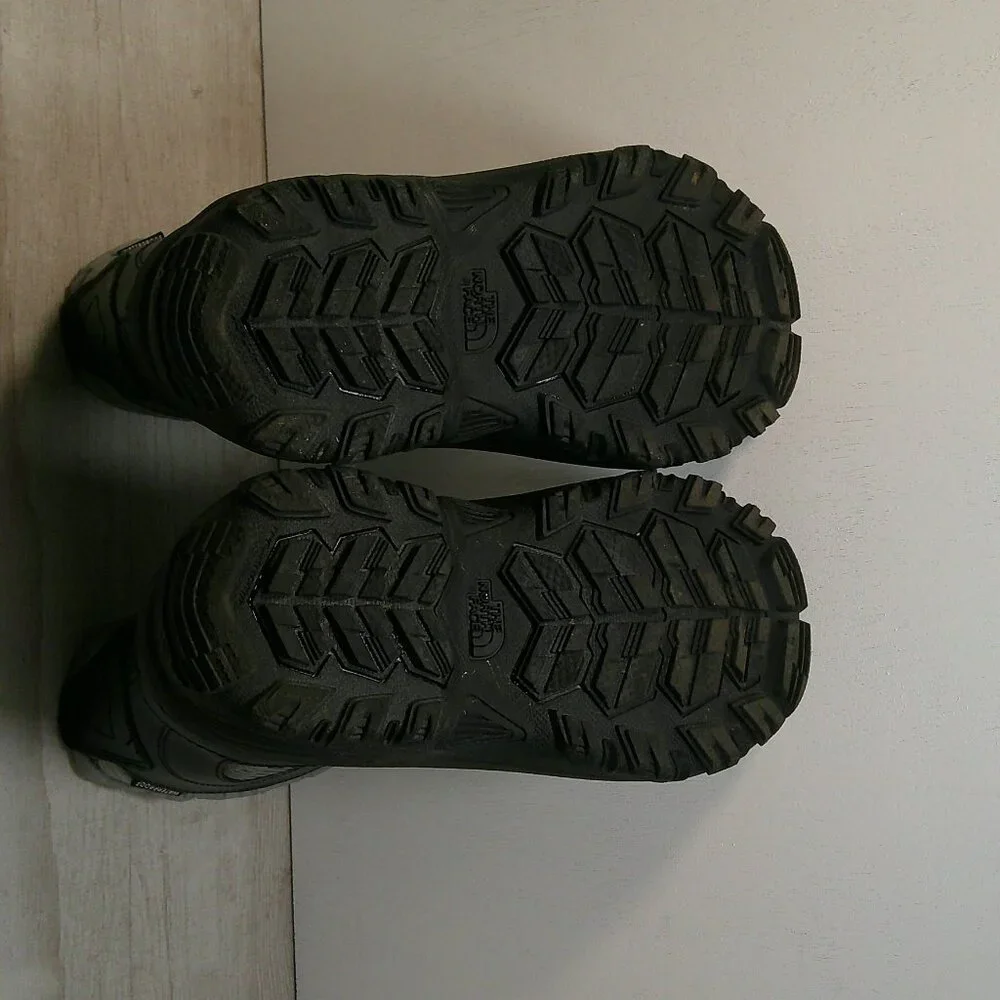 The North Face Alpenglow IV Waterproof Insulated Snow Boots Grey Black Youth 2